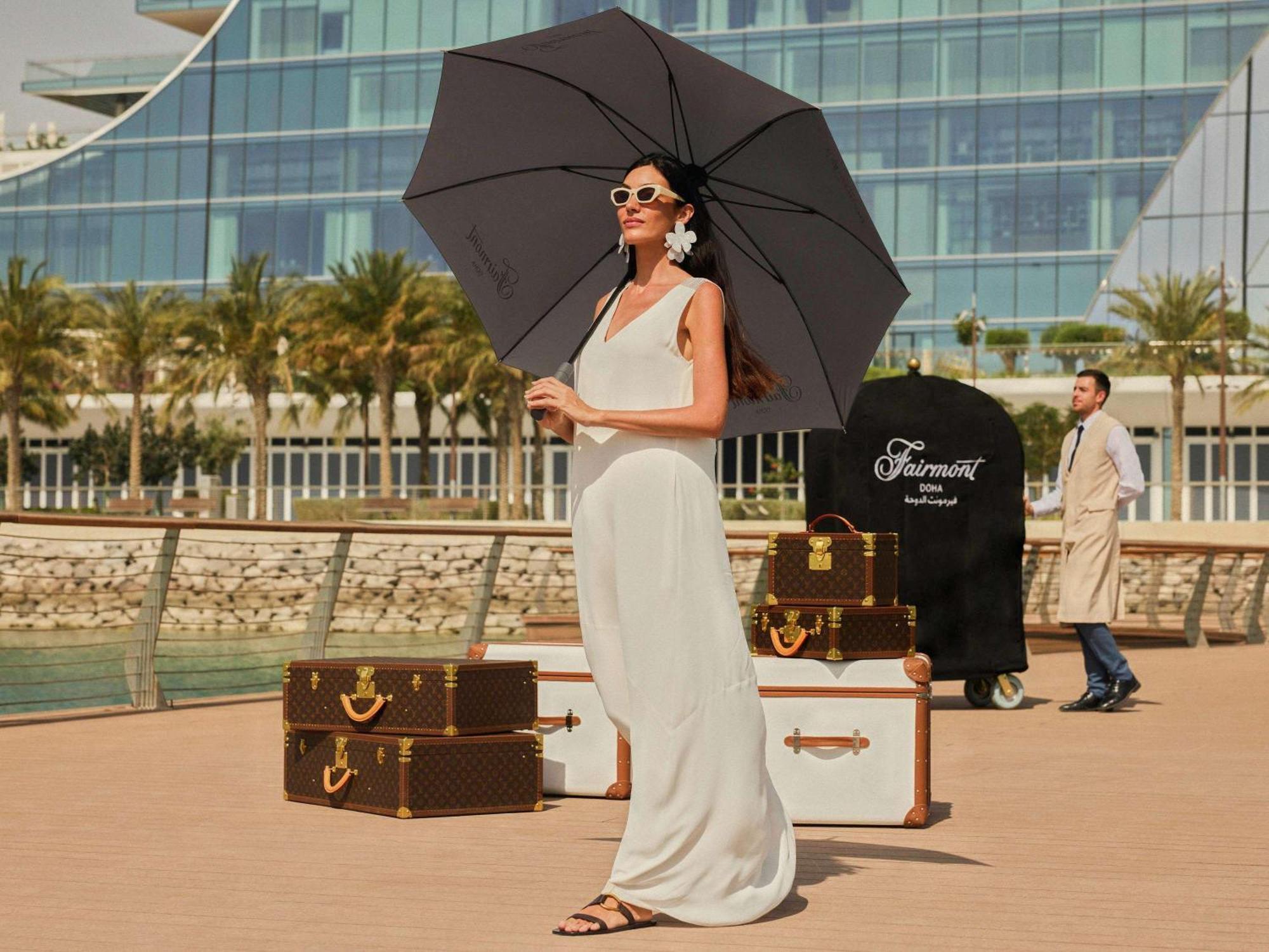 Отель Fairmont Doha Lusail Экстерьер фото A woman with a large umbrella