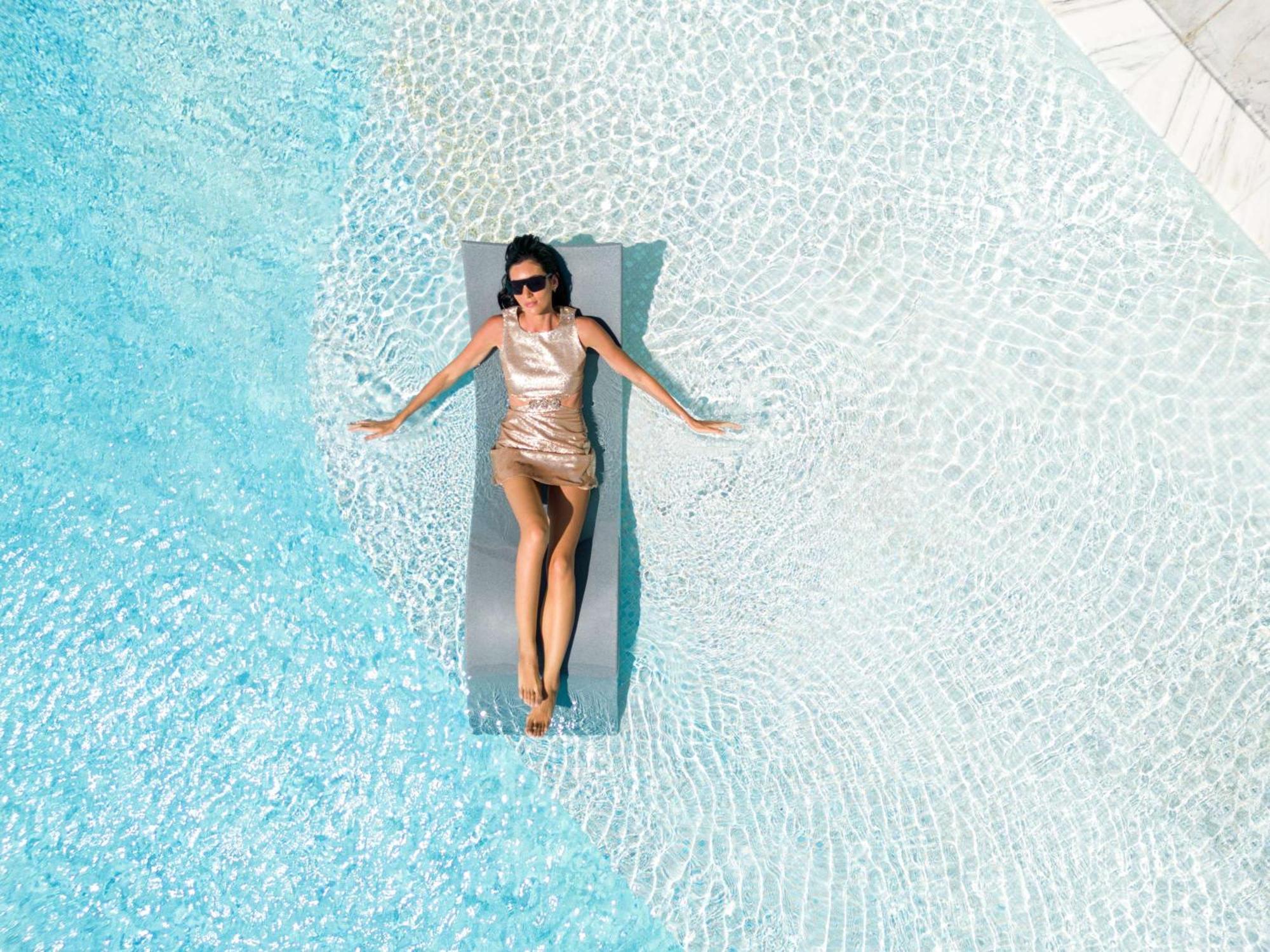 Отель Fairmont Doha Lusail Экстерьер фото A woman sunbathing